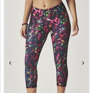 Fabletics Mid-Rise Printed PowerHold Capri.  Size Small. EUC